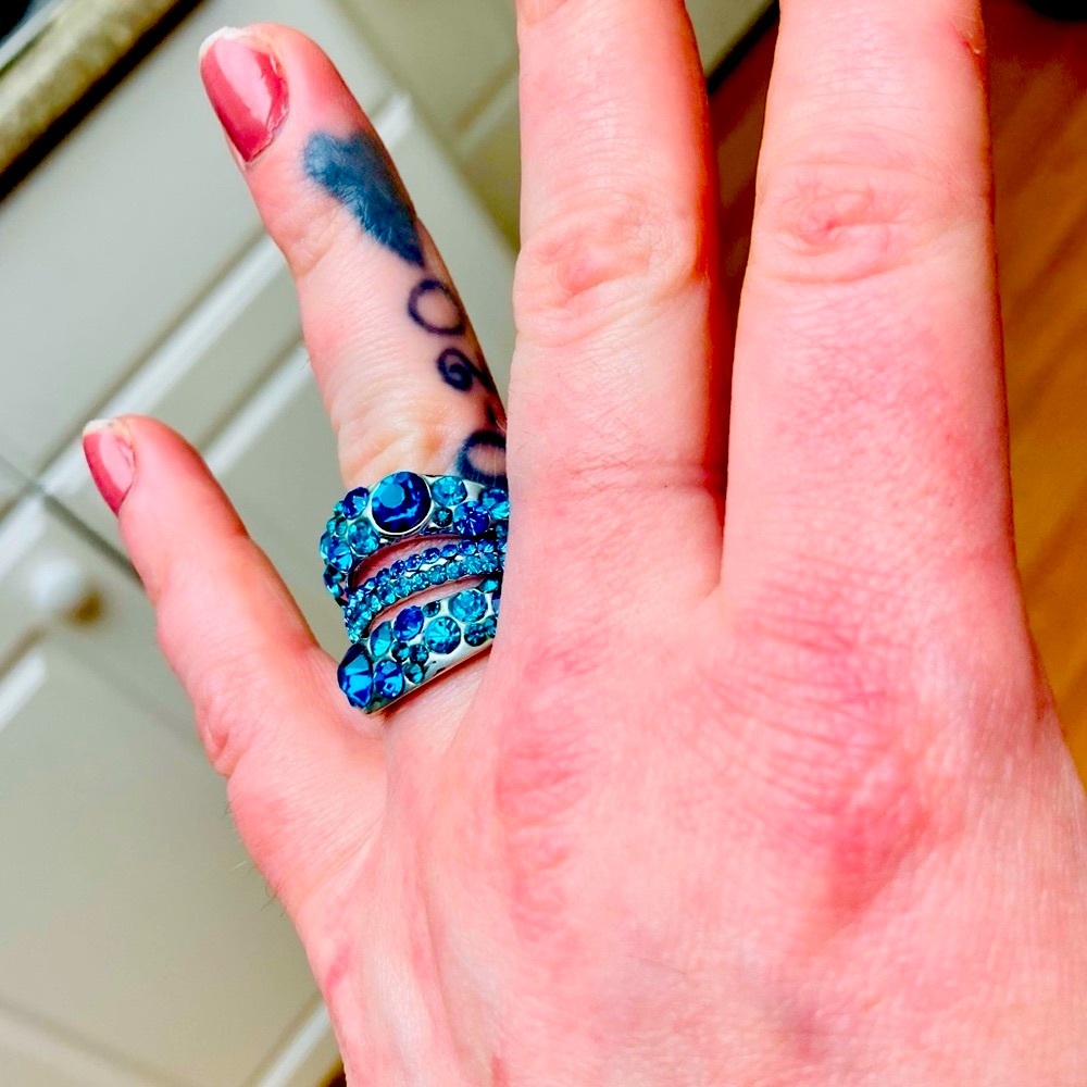 NWOT ⭐️ 3a-Tier Multiple-Jeweled Blue Shades Ring - Picture 3 of 6